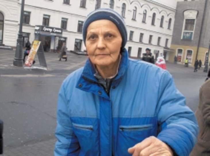 Москвич выселил родную мать на улицу - фото