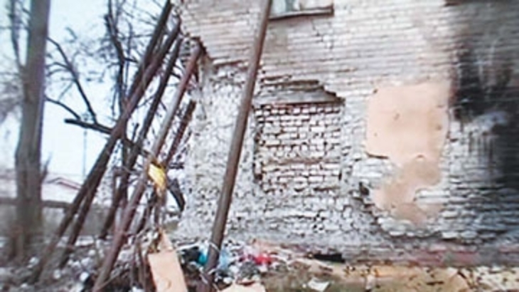 В Саратовской области многоквартирный дом под угрозой разрушения - фото