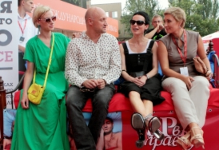 На ОМКФ Гоша Куценко оказался в постели с тремя дамами - фото