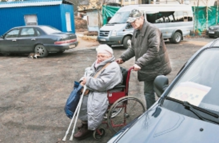 Инвалидов убирают с дороги - фото