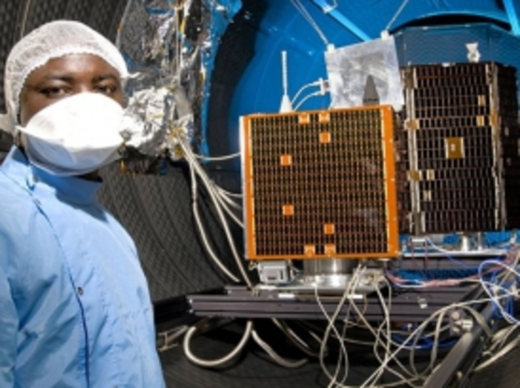 Африканский космический корабль готовится к старту - фото