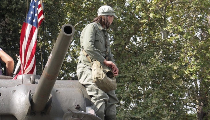 Болгары любуются зелеными американскими танками - фото