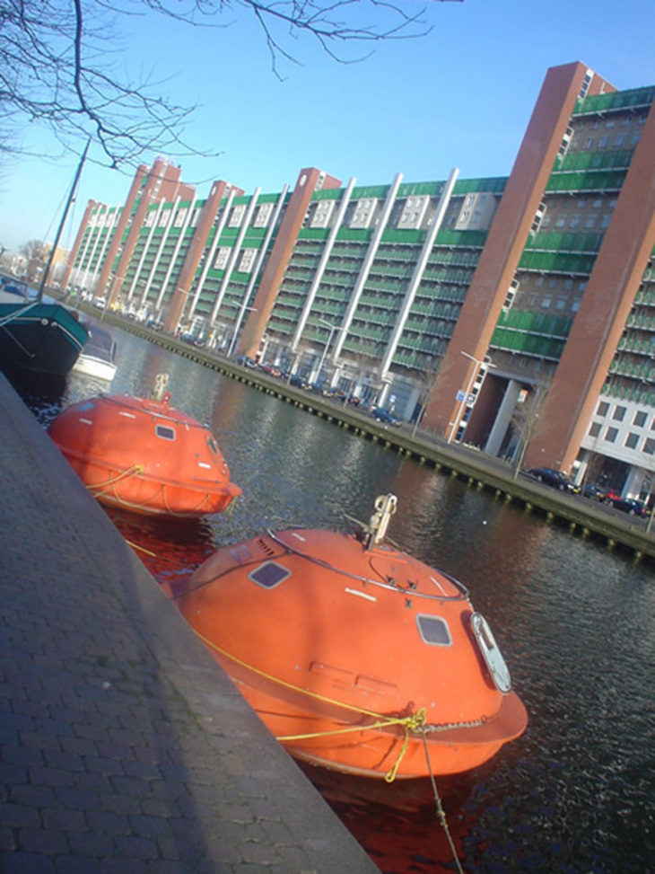 Плавающий капсульный отель в Гааге, Нидерланды - фото