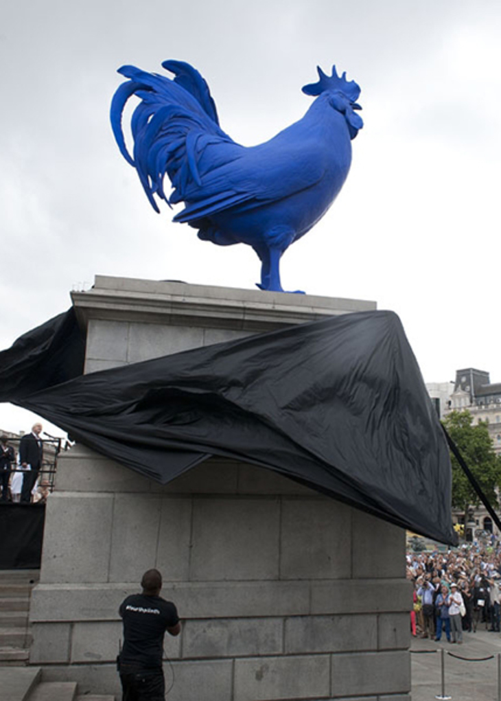 Синий петух в Лондоне - фото