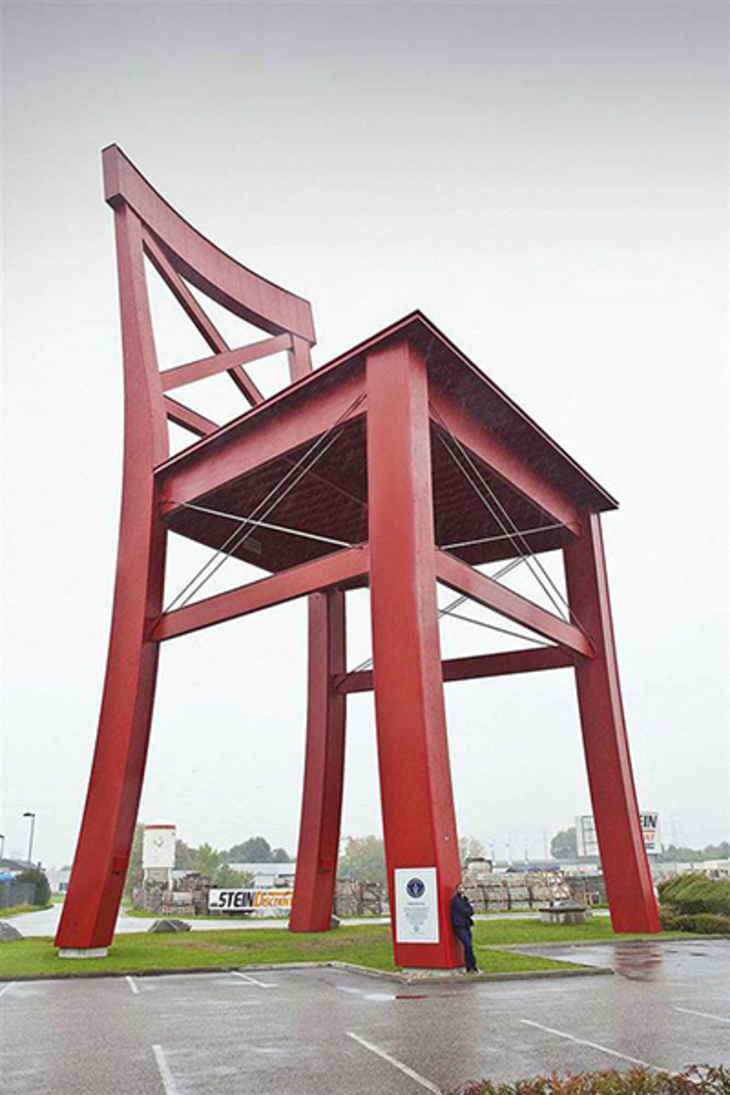 Самый высокий стул в мире - фото