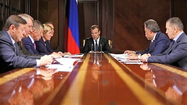 Медведев пожаловался на низкую производительность труда россиян - фото