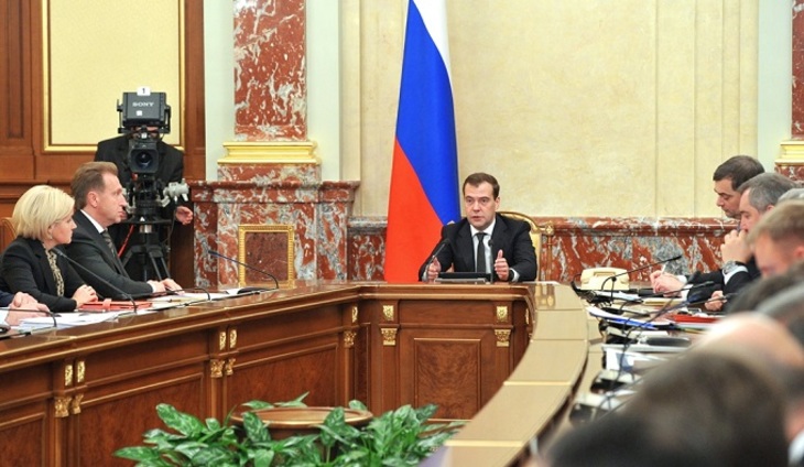 Дмитрий Медведев объявил войну порошковому алкоголю - фото