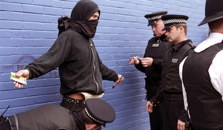 Британская полиция пасует перед албанской мафией - фото