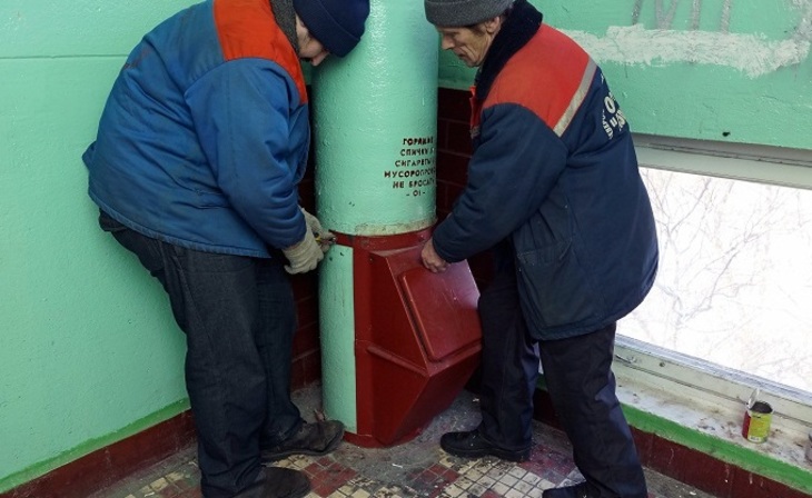 Россиянам пригрозили заварить мусоропроводы - фото