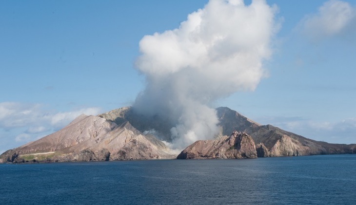 Японский вулкан угрожает трем континентам - фото