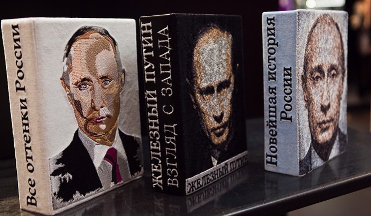 Знаменитости увидели Путина на клатче - фото