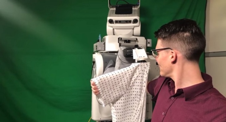 В Америке представили робота, одевающего людей - фото
