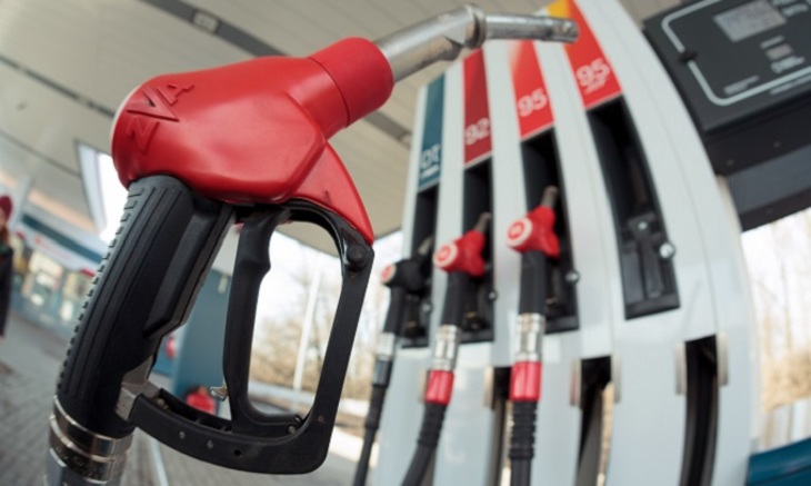 Снова вырастут цены на бензин - фото