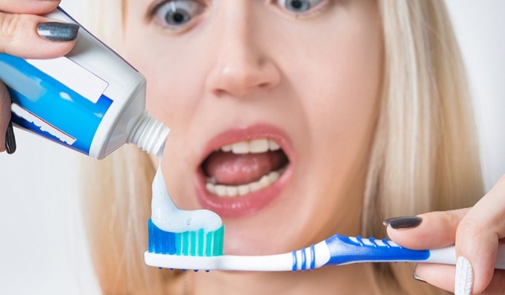 Стоматологи рассказали о вреде отбеливающей зубной пасты - фото