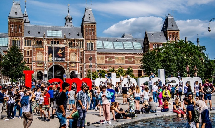 Амстердам задыхается от туристов - фото