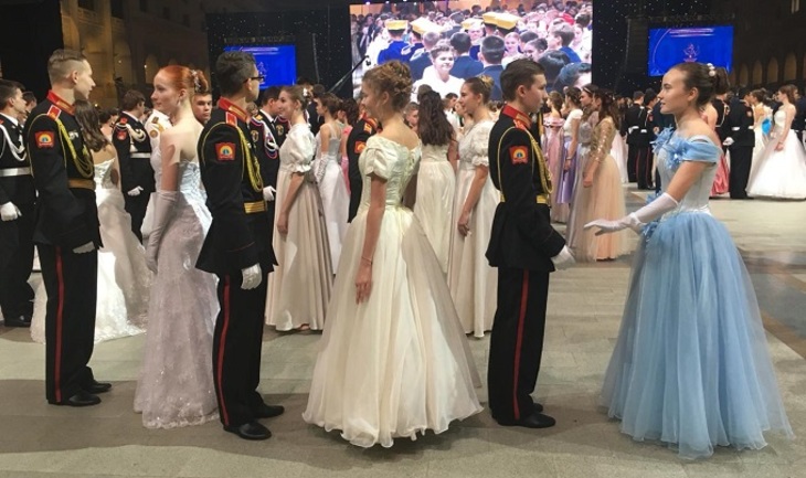 В Москве кадеты танцевали вальс и мазурку - фото