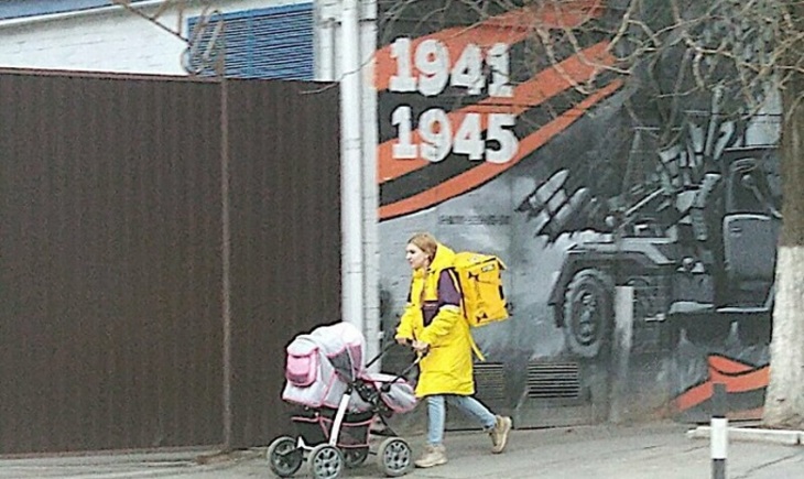 Курьер с детской коляской - фото