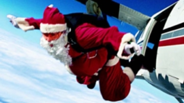 Дед Мороз спускается с небес - фото