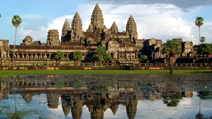 Скандал: туристки устроили эротическую фотосессию в камбоджийском храме - фото