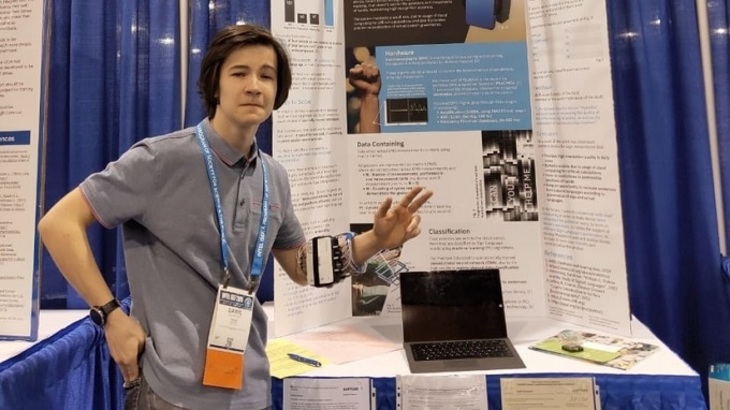 Старшеклассник изобрел устройство, интерпретирующее язык жестов - фото