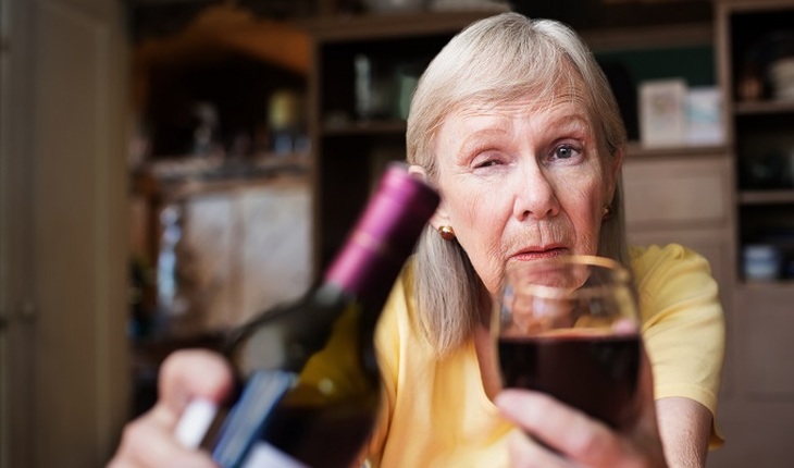 Чем опасен алкоголь в старости? - фото