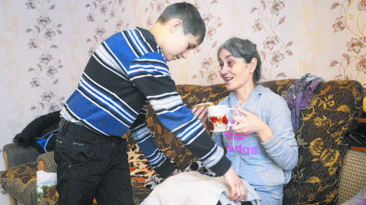 В Воронежской области 14-летний школьник в одиночку ухаживает за больной матерью - фото