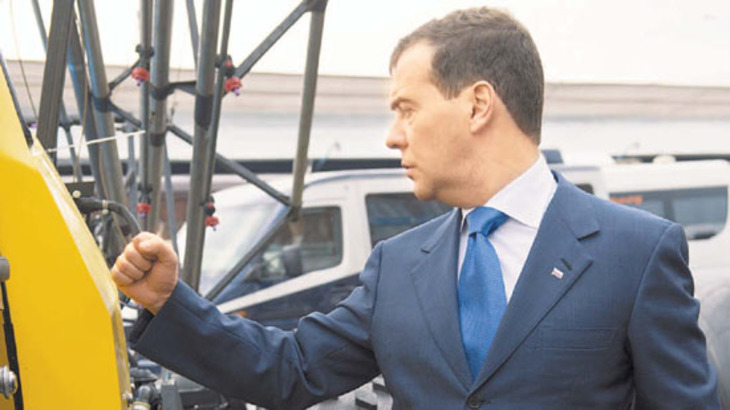 Дмитрий Медведев запретил закупать для казенных нужд импортную технику - фото
