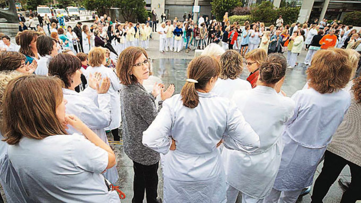 Испанские врачи отстояли бесплатное здравоохранение - фото