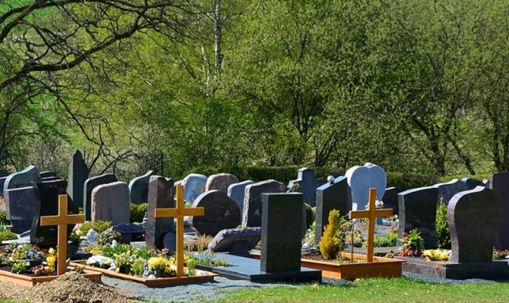 Зачем знаменитости скупают участки на кладбище - фото
