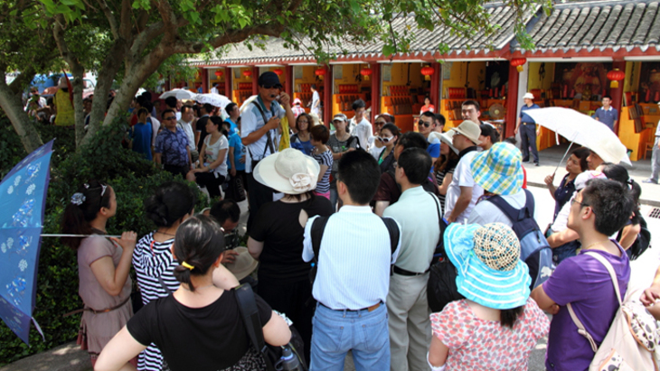 Нелегальные гиды из Китая и Кореи заполонили рынок въездного туризма - фото
