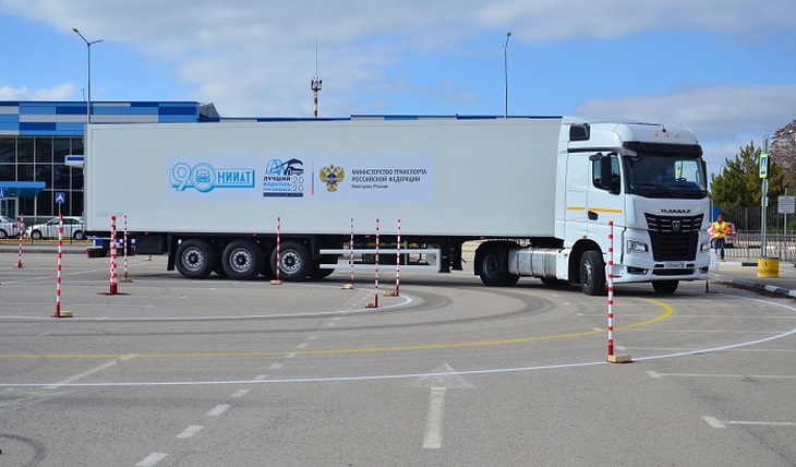 В Крыму определили лучшего водителя грузовика в России - фото