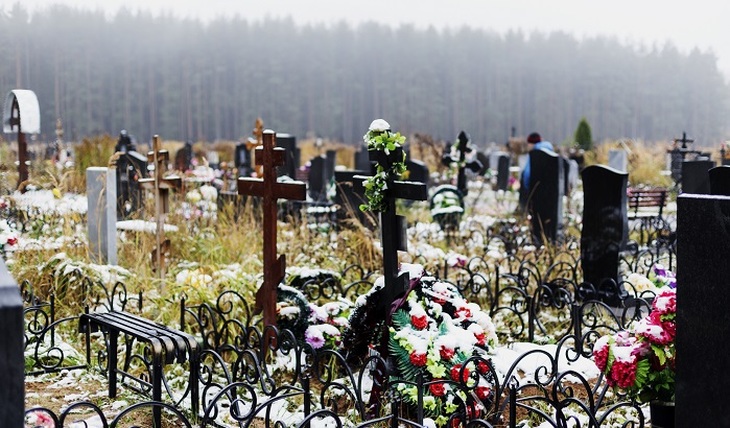 Тайник на кладбище: 50 миллионов в могиле стариков - фото