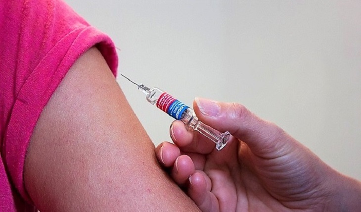 Великобритания  опережает Россию по числу вакцинаций от COVID-19 - фото