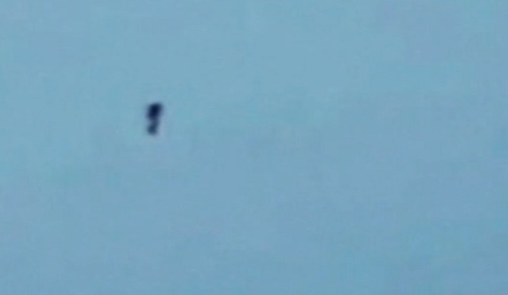 К заходившему на посадку «Боингу» приблизился НЛО похожий на человека - фото