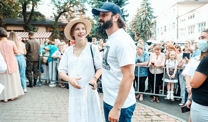 Арзамасова едет за мужем, а Литвинова - за дочкой - фото