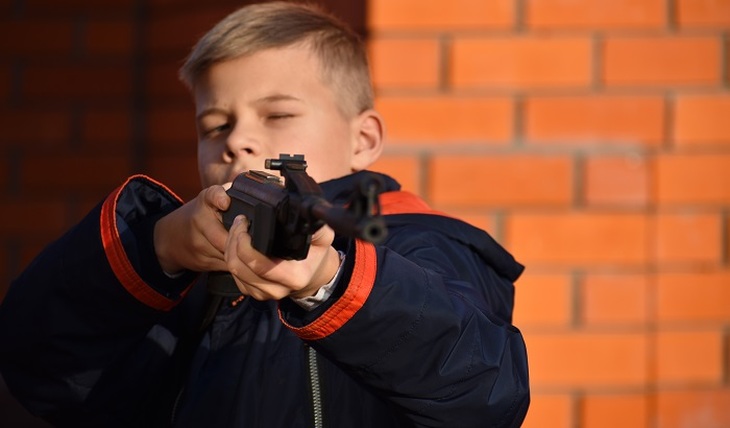 Подросток с ружьем - фото