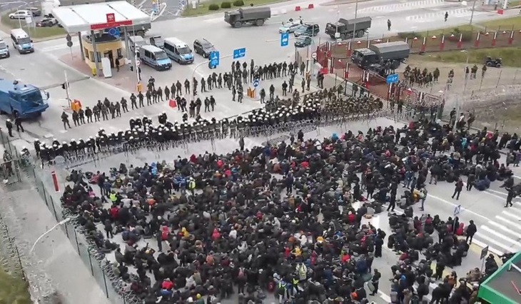 Как тысячи беженцев оказались на польско-белорусской границе - фото