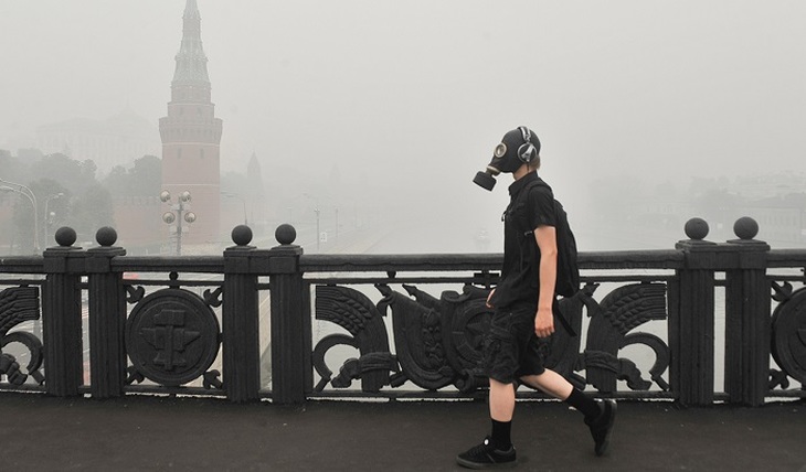 Москву засыпало пеплом - фото