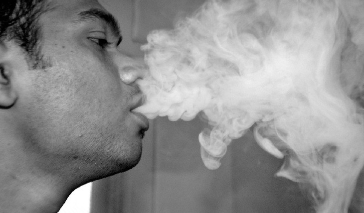 Одежда курильщика провоцирует рак у других - фото