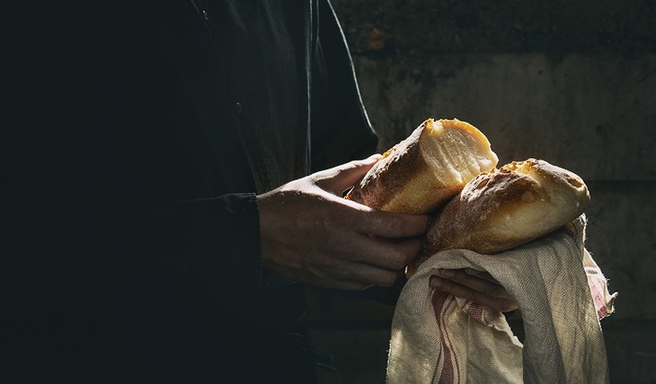 Food: throw away or give to the hungry?  - a photo
