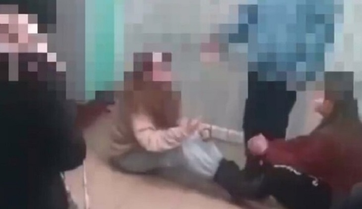Школьницы сняли на видео избиение сверстницы - фото