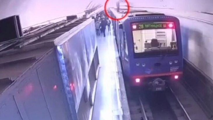 В московской подземке подросток спустился на крышу поезда - фото