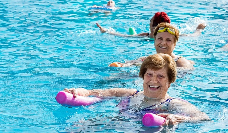 Занятия плаванием помогают при остеохондрозе и грыжах - фото