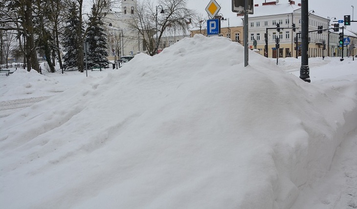 Москвичей предупредили об аномально высоких сугробах - фото
