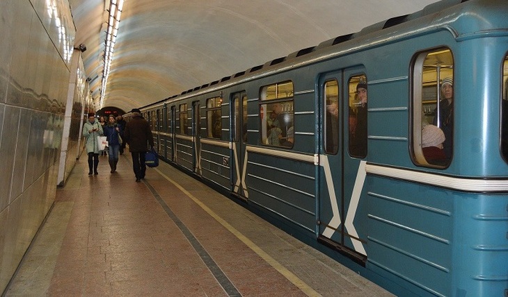 Выпивший мужчина разбил кулаком стекло вагона в метро - фото