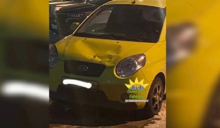 Мужчина спрыгнул с парашютом на чужую машину - фото