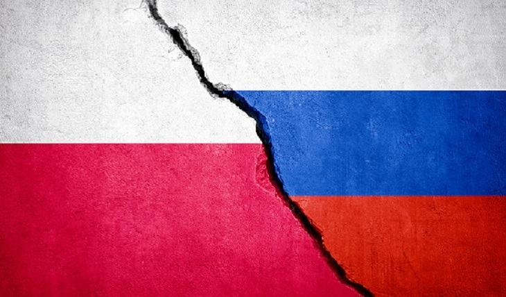 Польша размещает противотанковые ежи на границе с Россией - фото