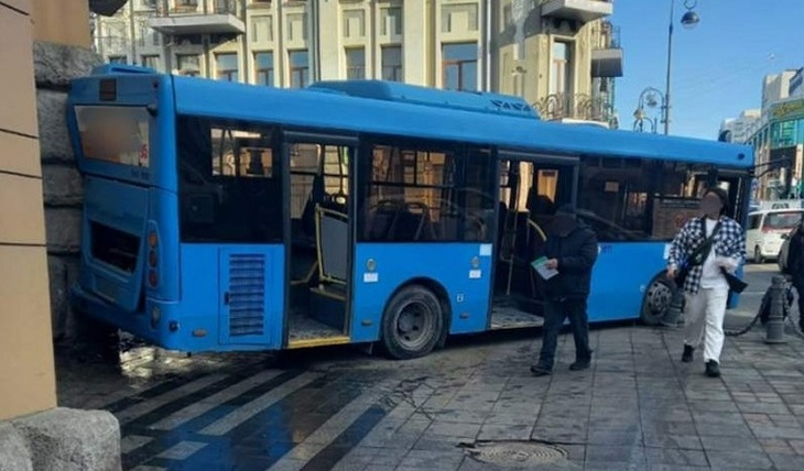 Пассажирский автобус въехал в здание суда - фото