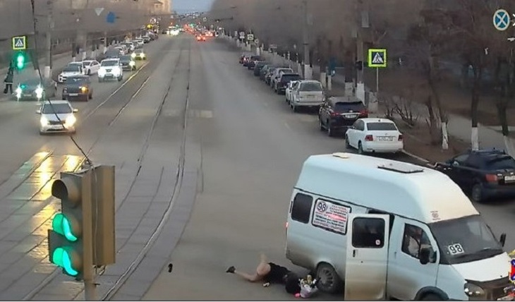Девушка на ходу выпала из маршрутки - фото