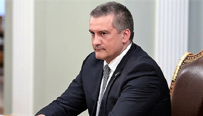 Аксенов призвал лишать гражданства не встающих во время гимна РФ - фото
